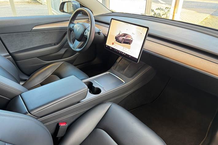 Grå Tesla Model 3 fra 2022