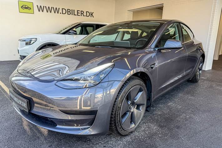 Grå Tesla Model 3 fra 2022