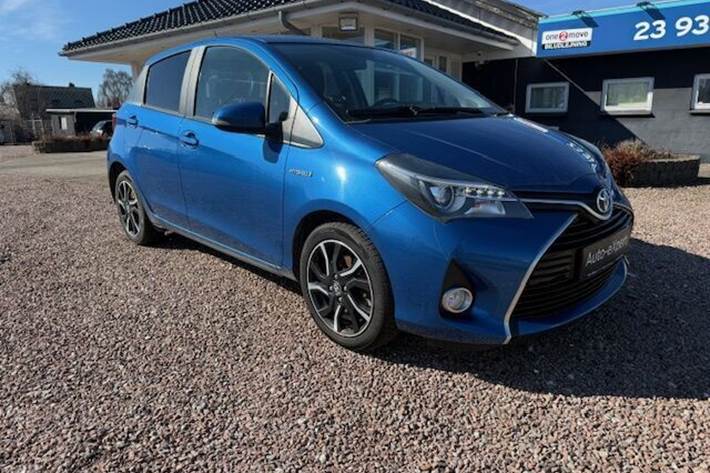 Blå Toyota Yaris fra 2015 set udefra