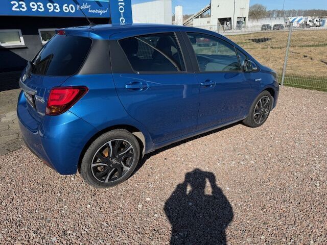 Blå Toyota Yaris fra 2015