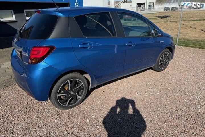 Blå Toyota Yaris fra 2015