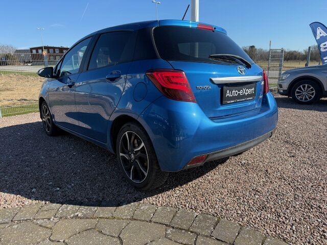 Blå Toyota Yaris fra 2015