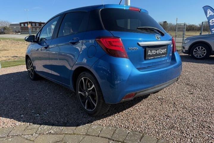 Blå Toyota Yaris fra 2015