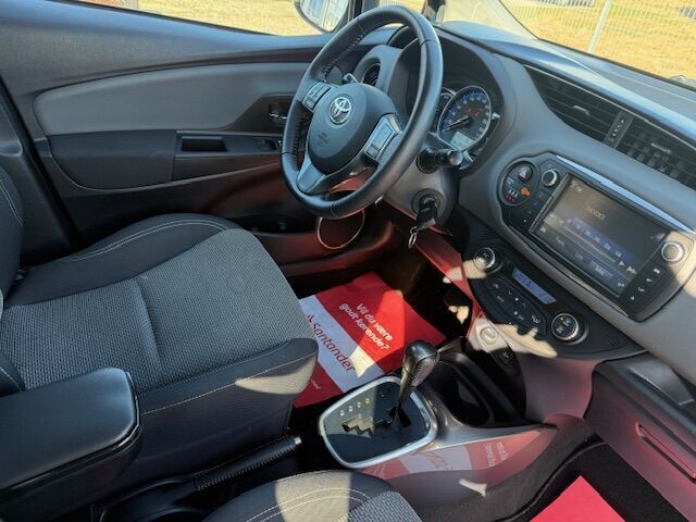Blå Toyota Yaris fra 2015