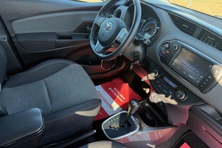 Blå Toyota Yaris fra 2015