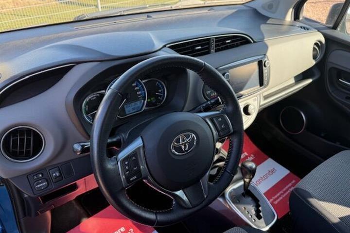Blå Toyota Yaris fra 2015