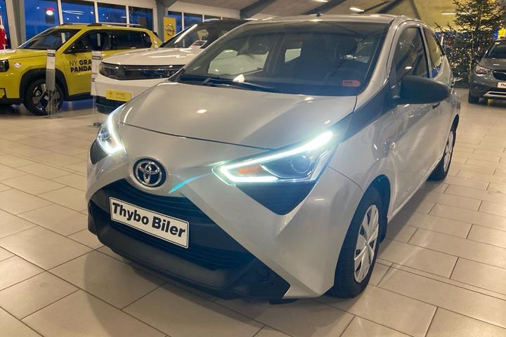 Sølv Toyota Aygo fra 2018 set udefra