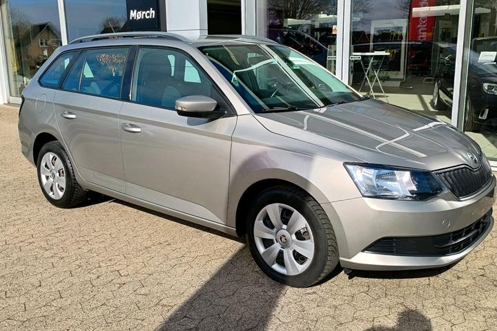 Beige Skoda Fabia fra 2015 set udefra