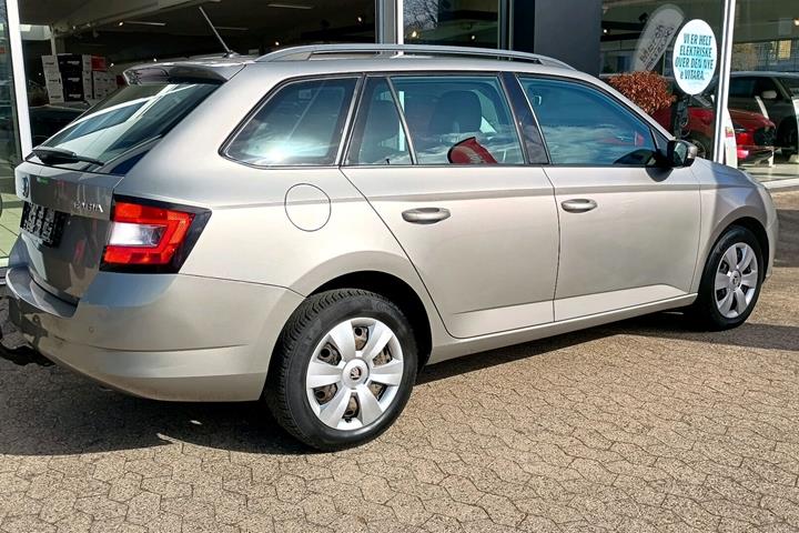 Beige Skoda Fabia fra 2015