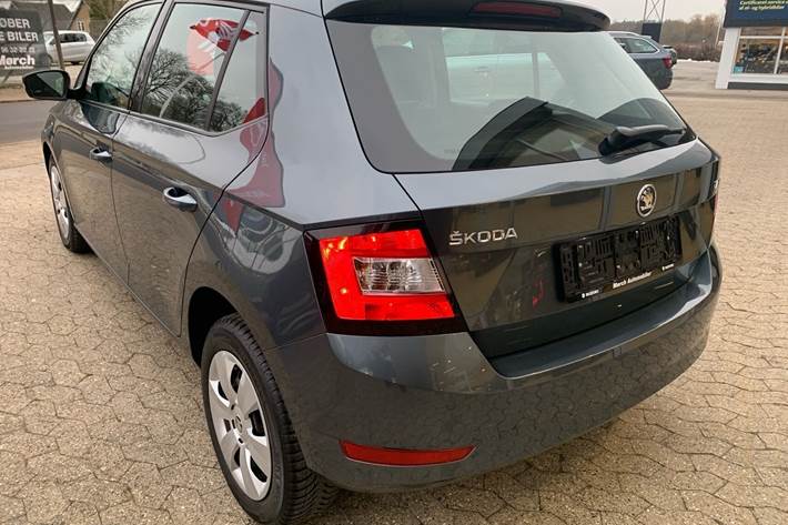 Grå Skoda Fabia fra 2018