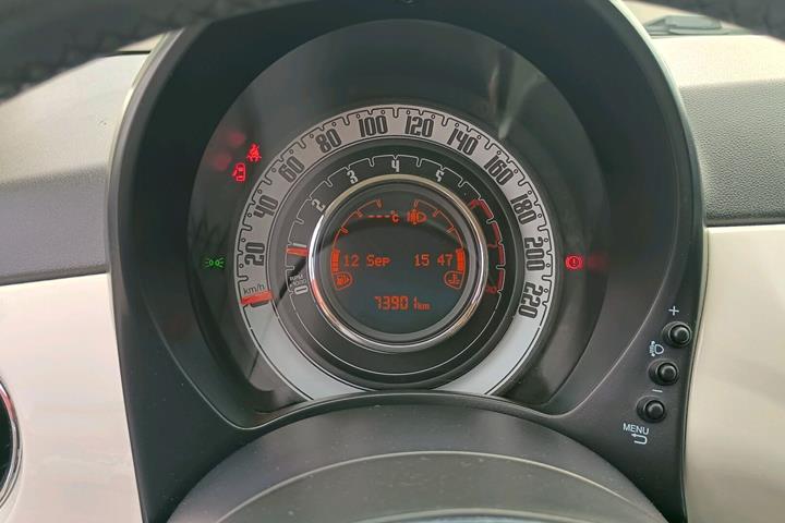 Beige Fiat 500 fra 2018