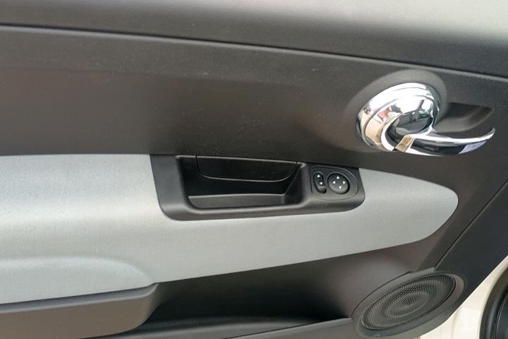 Beige Fiat 500 fra 2018