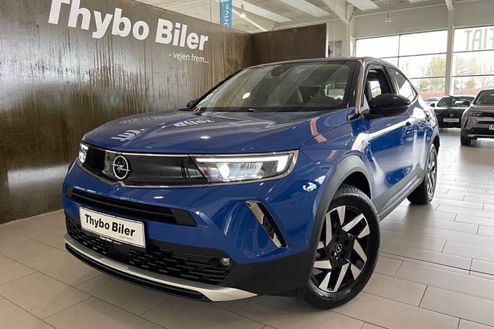 Blå Opel Mokka-e fra 2023