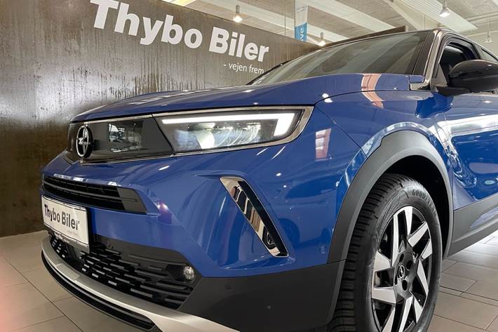 Blå Opel Mokka-e fra 2023