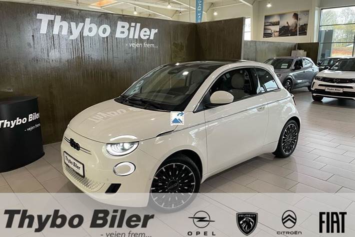 Hvid Fiat 500e fra 2023 set udefra