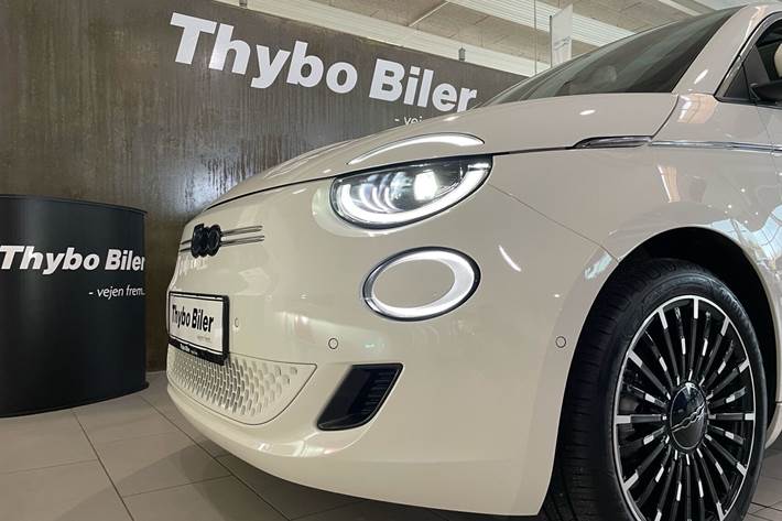 Hvid Fiat 500e fra 2023