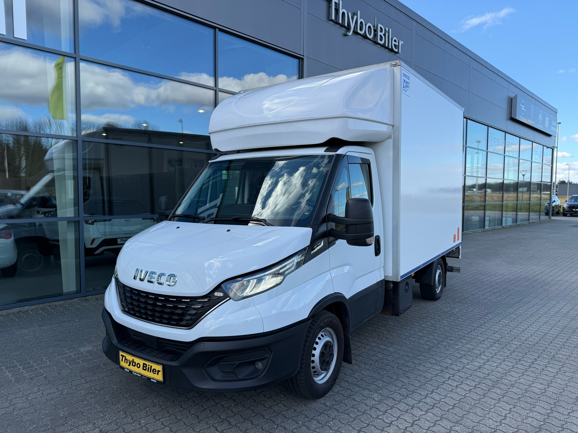 Iveco Daily 2,3 35C16 3750mm D m/Alukasse med lift Hi-Matic 156HK Ladv./Chas. 8g Aut.