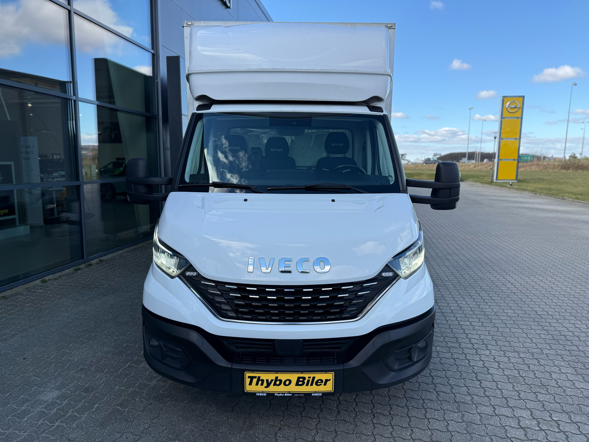 Iveco Daily 2,3 35C16 3750mm D m/Alukasse med lift Hi-Matic 156HK Ladv./Chas. 8g Aut.