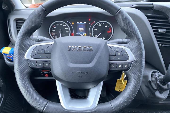 Grå Iveco Daily fra 2025