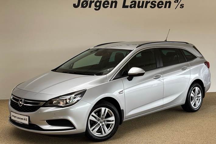 Sølv Opel Astra fra 2019 set udefra