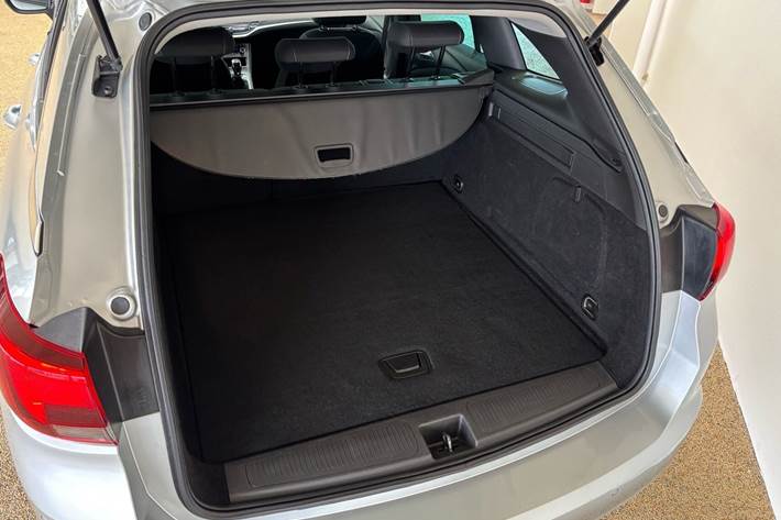 Sølv Opel Astra fra 2019