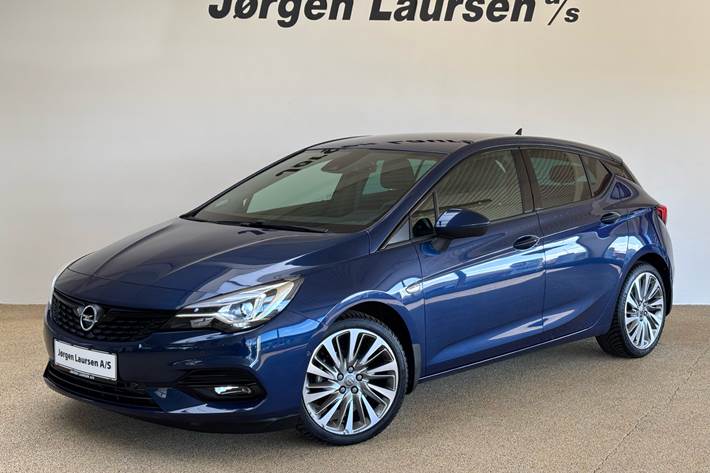 Blå Opel Astra fra 2020 set udefra
