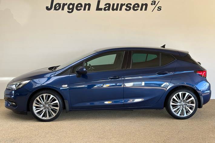 Blå Opel Astra fra 2020