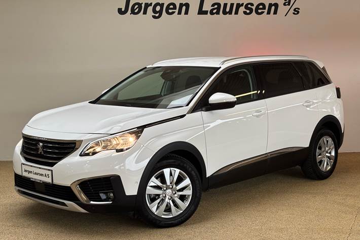 Hvid Peugeot 5008 fra 2019 set udefra