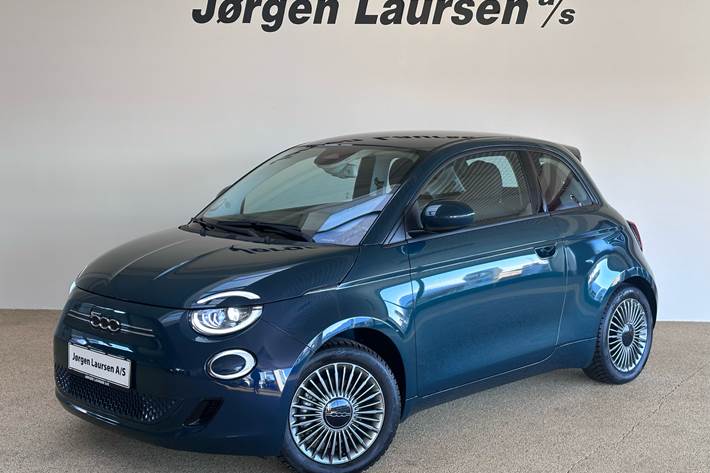 Grøn Fiat 500e fra 2024 set udefra