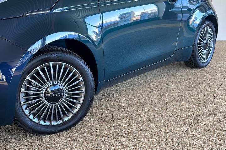 Grøn Fiat 500e fra 2024