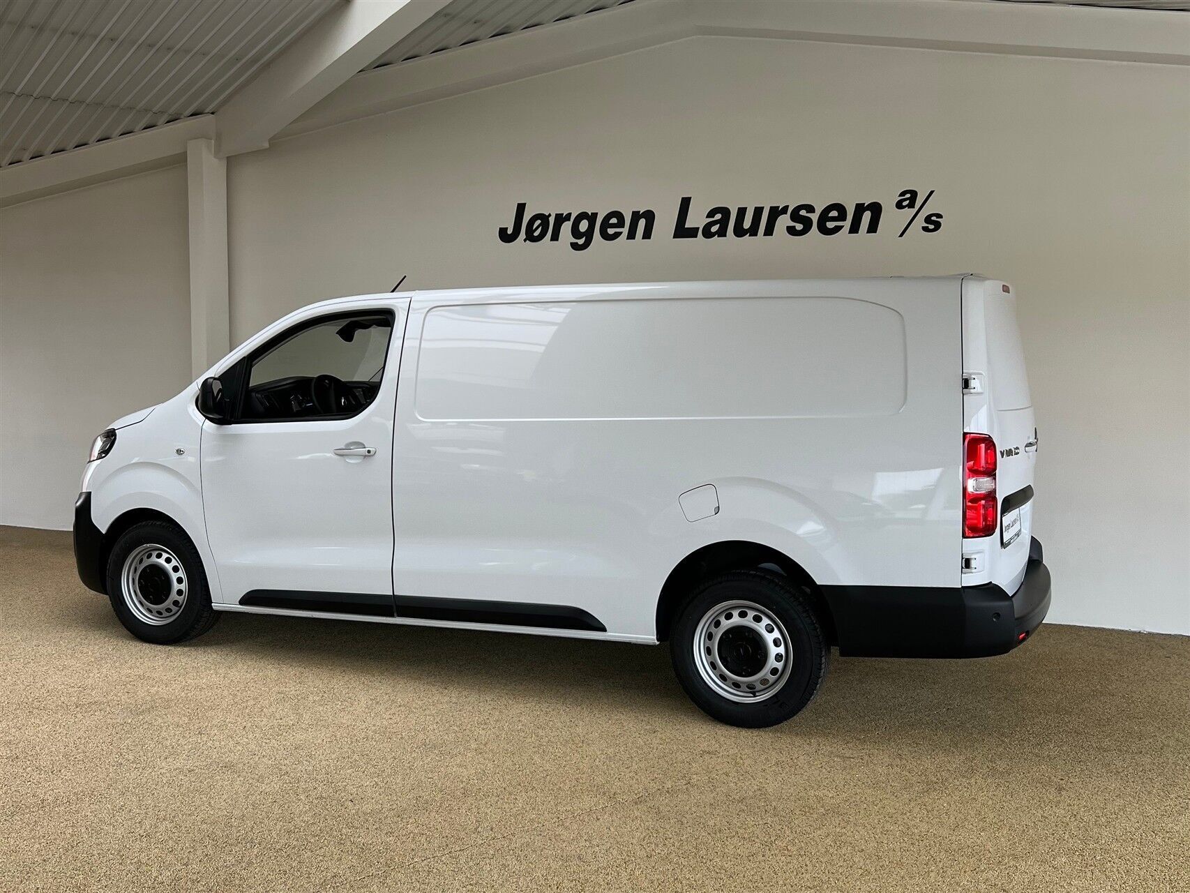 Hvid Opel Vivaro fra 2025
