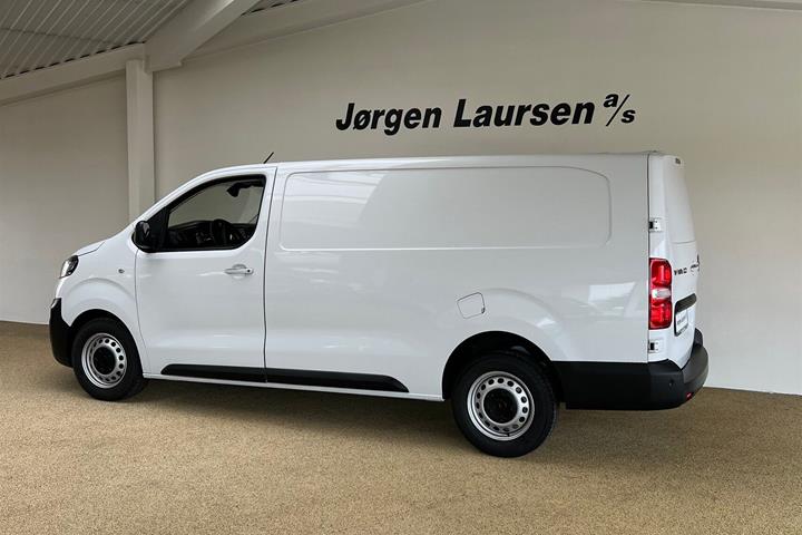 Hvid Opel Vivaro fra 2025