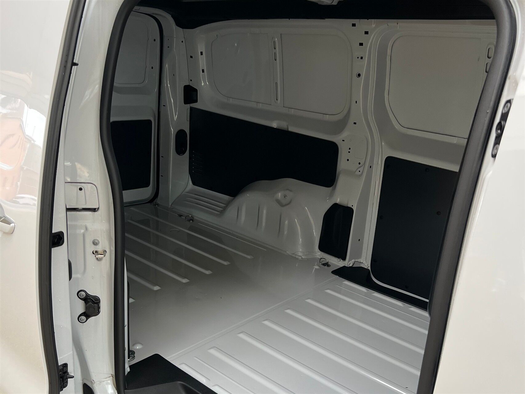 Hvid Opel Vivaro fra 2025