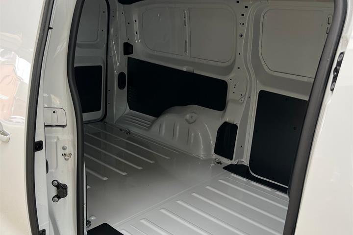 Hvid Opel Vivaro fra 2025