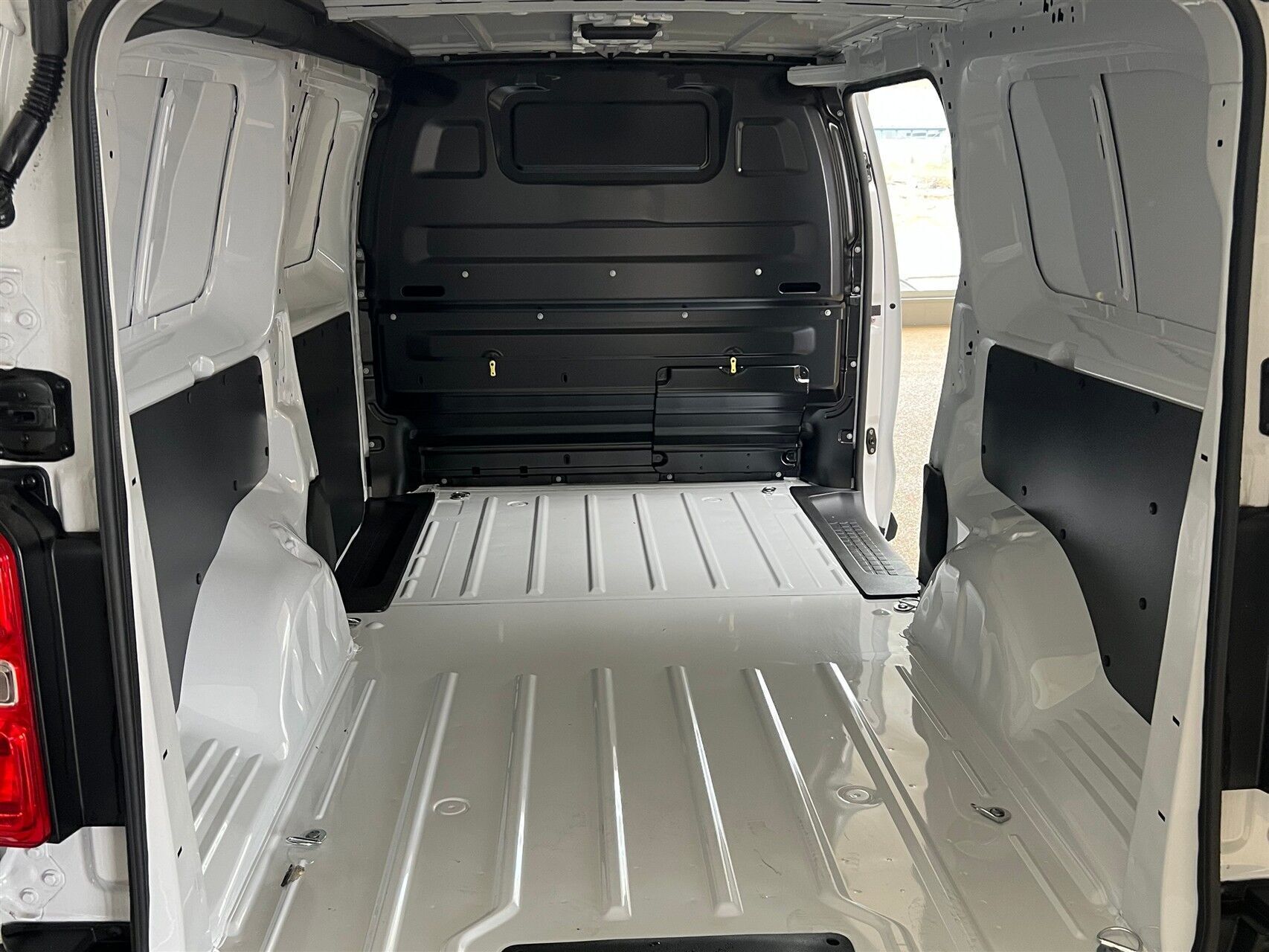 Hvid Opel Vivaro fra 2025