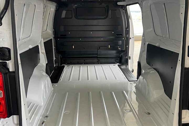 Hvid Opel Vivaro fra 2025