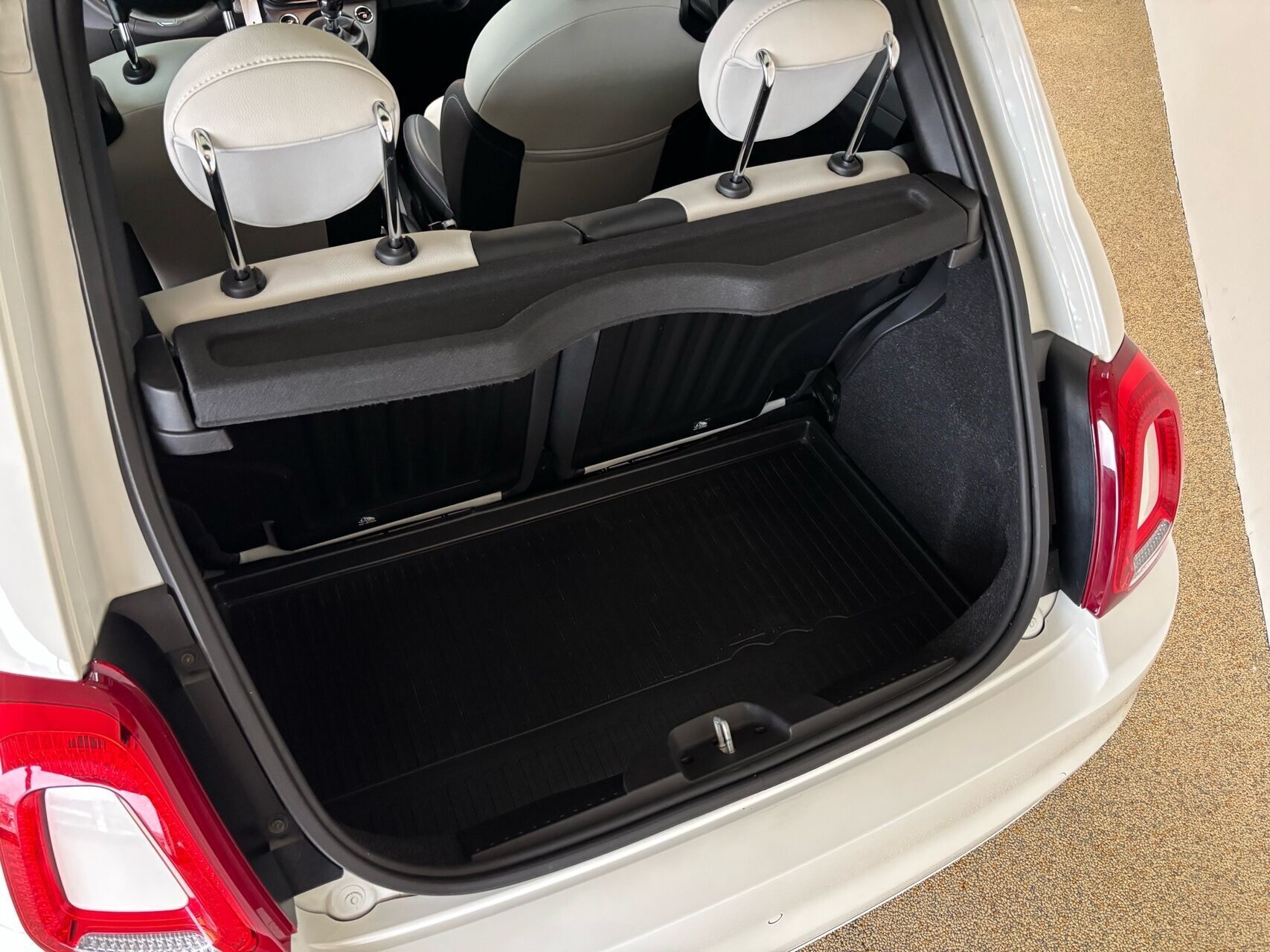 Hvid Fiat 500 fra 2023