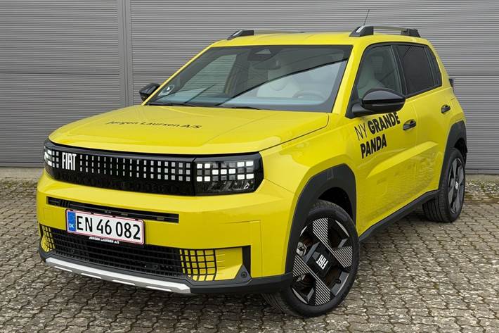 Gul Fiat Grande Panda fra 2025 set udefra