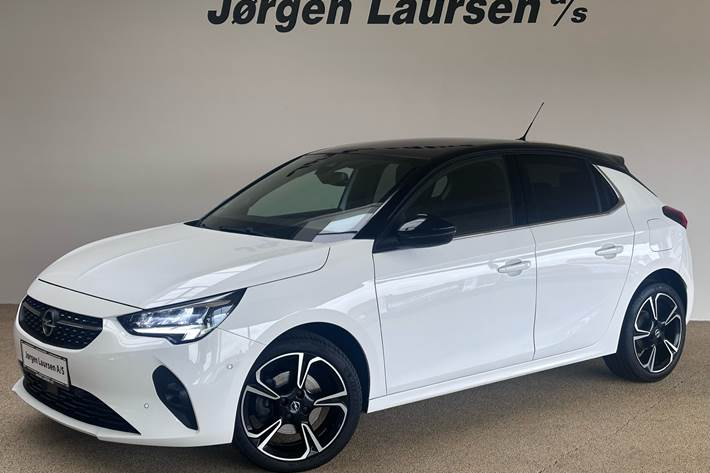 Hvid Opel Corsa fra 2022 set udefra