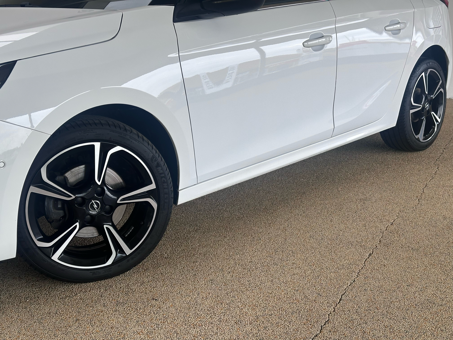 Hvid Opel Corsa fra 2022