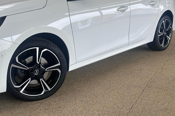 Hvid Opel Corsa fra 2022