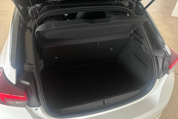 Hvid Opel Corsa fra 2022