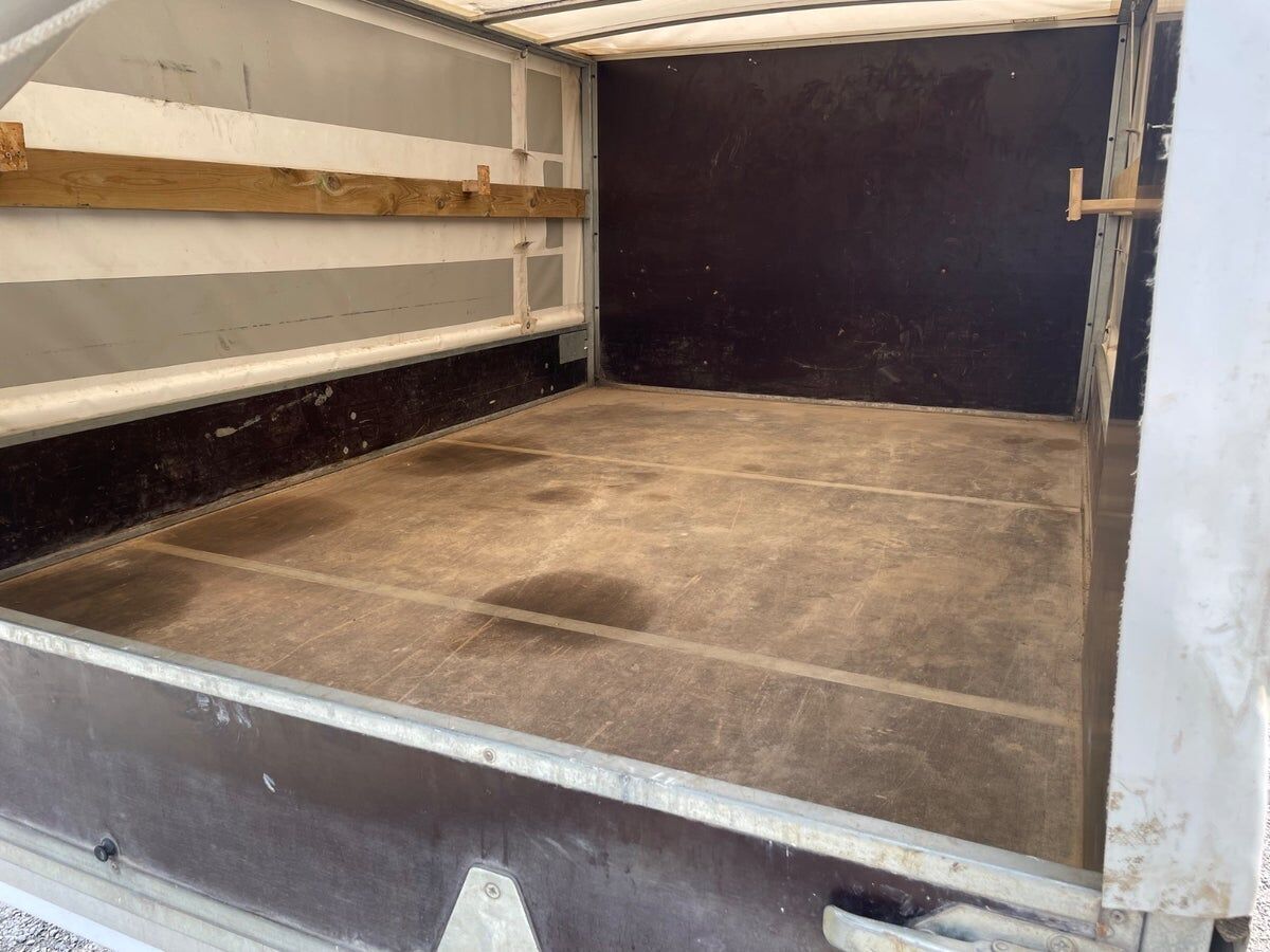 Hvid Nissan NV 400 fra 2021