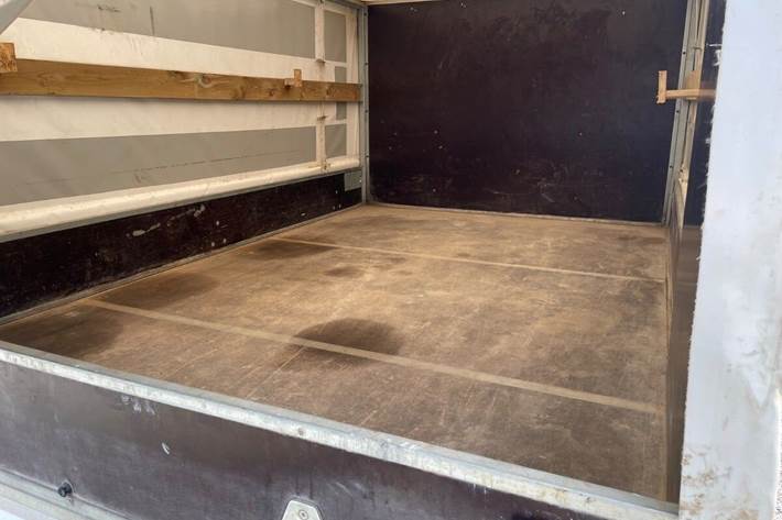 Hvid Nissan NV 400 fra 2021