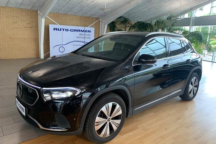 Sort Mercedes EQA 250 fra 2022 set udefra