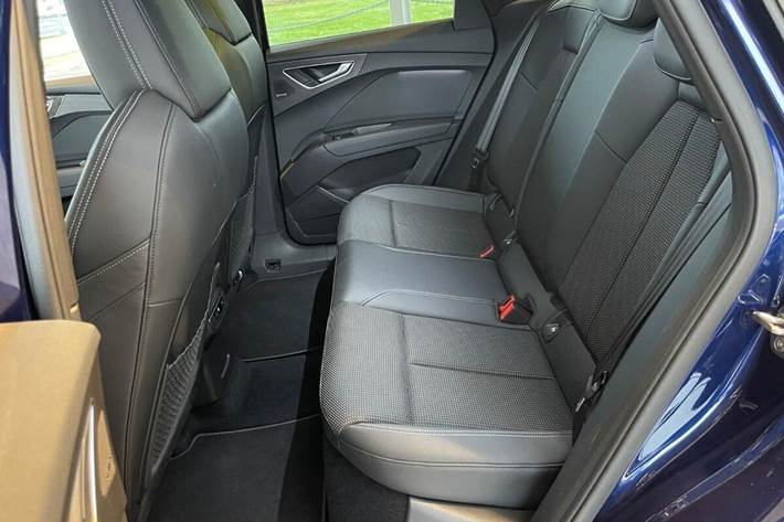 Blå Audi Q4 fra 2021