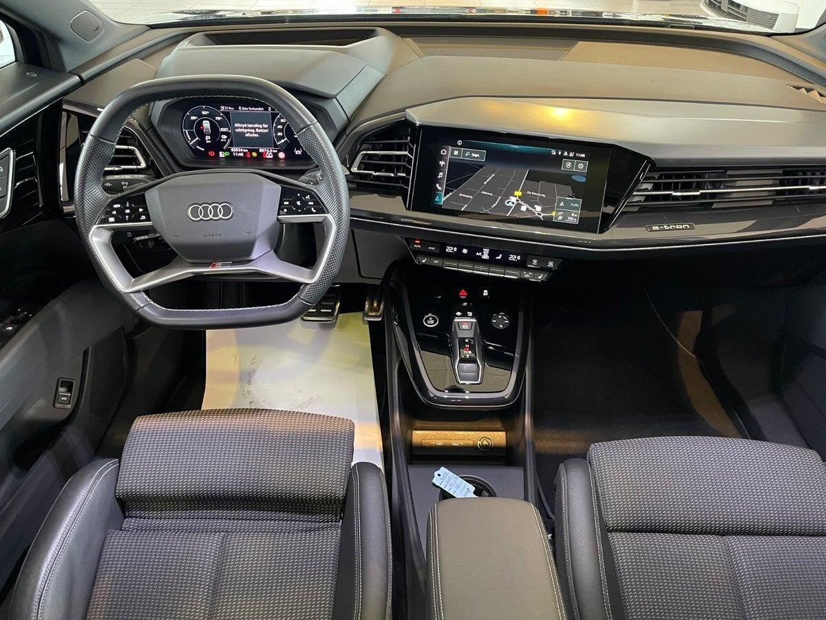 Blå Audi Q4 fra 2021