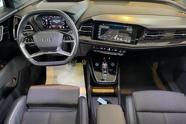 Blå Audi Q4 fra 2021