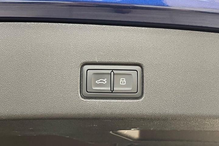 Blå Audi Q4 fra 2021