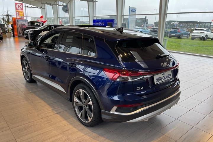 Blå Audi Q4 fra 2021